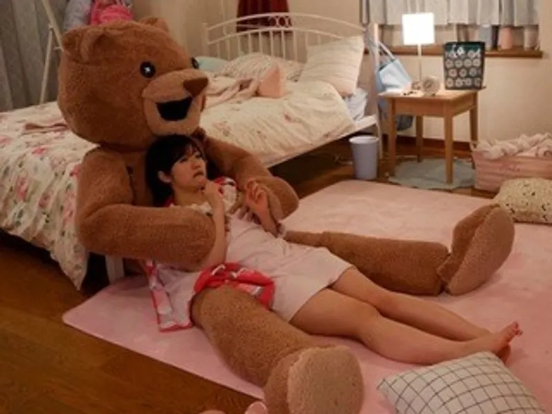 Chú ghệ nhồi bông và em nữ sinh ngây thơ