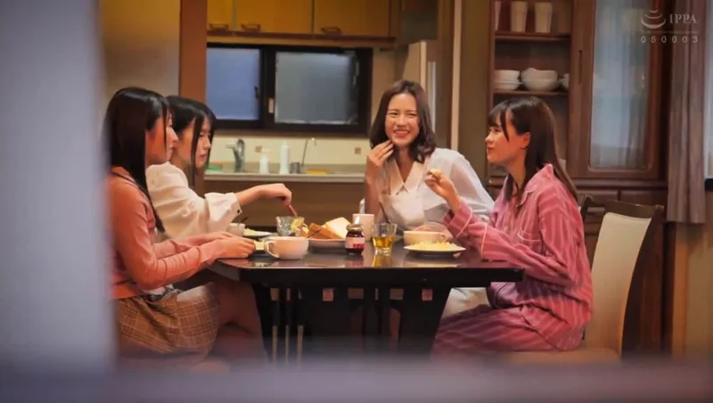 Bố đi vắng, 4 tiểu thư ở nhà bị những tên côn đồ để ý tới